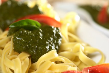 pesto ile Tagliatelle