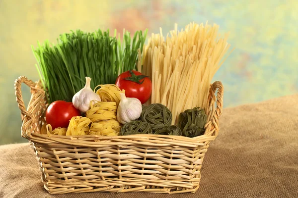 Raw Tagliatelle in Basket with Tomato and Garlic — Stock Photo, Image