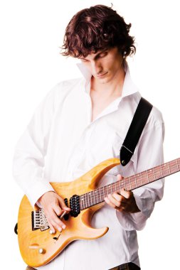 Elektro gitar çalan genç adam.