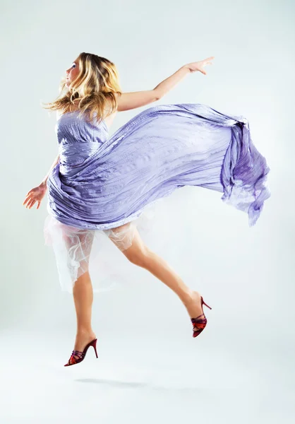 Splendida donna sta saltando — Foto Stock