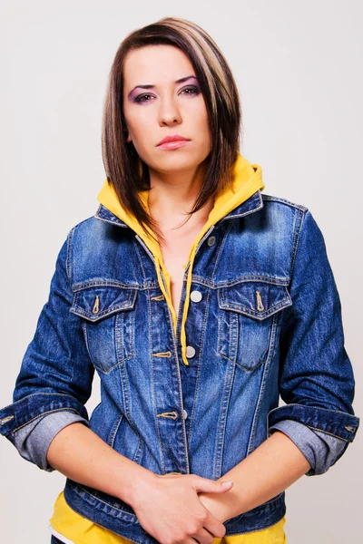 Chica encantadora en una chaqueta de mezclilla azul — Foto de Stock