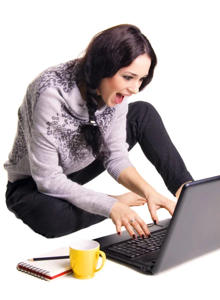 Ekspresyjny śmiejąca się dziewczyna z laptopa — Zdjęcie stockowe