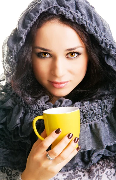 Jolie brune avec une tasse de thé jaune — Photo