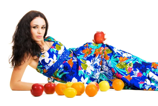 Belle femme au repos avec des fruits frais — Photo