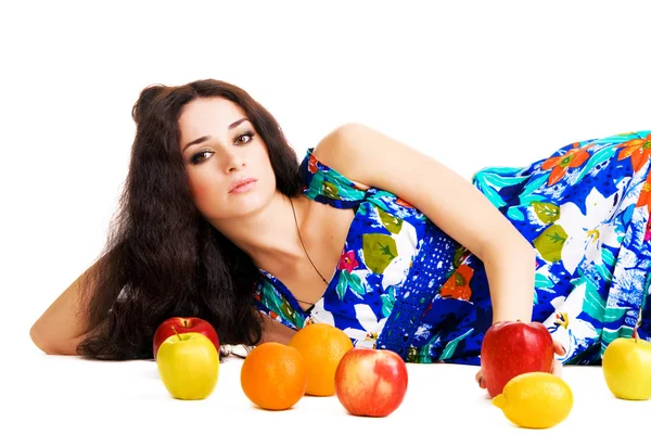Hermosa mujer descansando con frutas frescas — Foto de Stock
