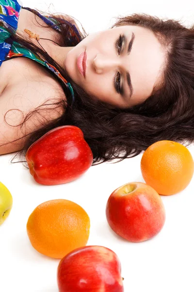 Portré egy szép barna, friss gyümölcsökkel — Stock Fotó