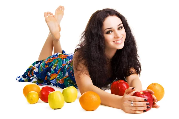 Красивая женщина со свежими фруктами — стоковое фото