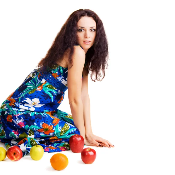 Impresionada chica bonita con frutas maduras —  Fotos de Stock