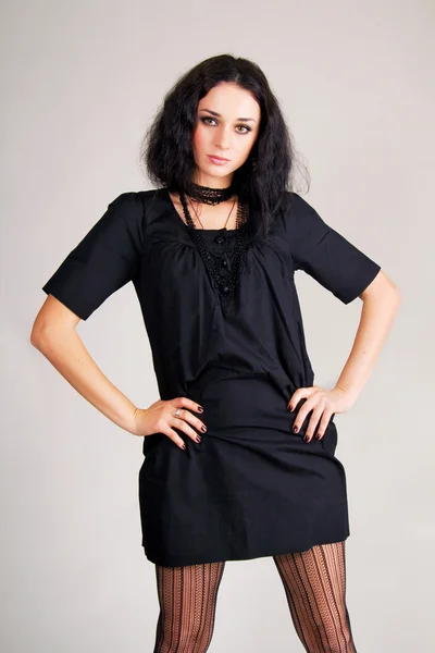 Модная брюнетка в черном платье — стоковое фото