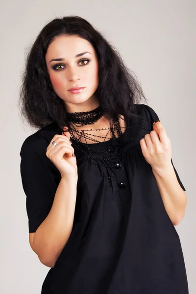 Mooie brunette in zwarte kleding — Stockfoto