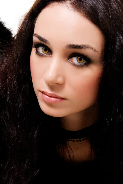 Portrét krásné bruneta s magnetickým očima — Stock fotografie