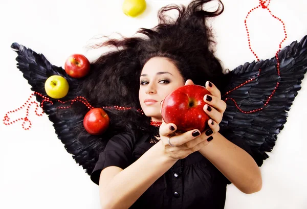 Черный ангел девушка предлагает яблоко — стоковое фото