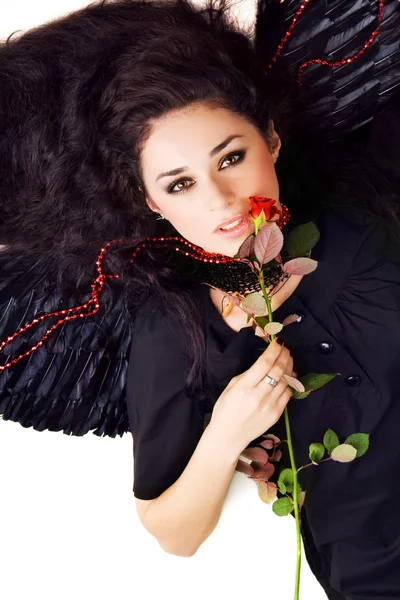 Μαύρο άγγελο με ένα κόκκινο τριαντάφυλλο — Φωτογραφία Αρχείου