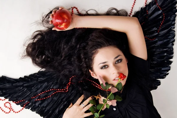 Krásný anděl s červenými jablky a růže — Stock fotografie
