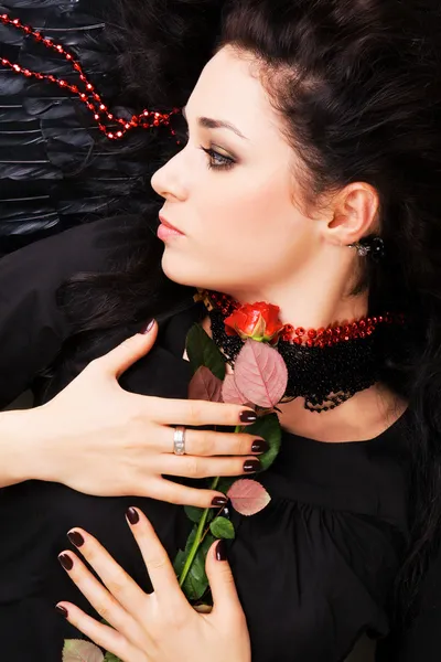 一朵红玫瑰的美丽浪漫女人 — 图库照片