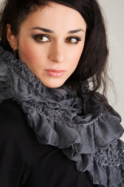 Hermosa morena en bufanda gris — Foto de Stock
