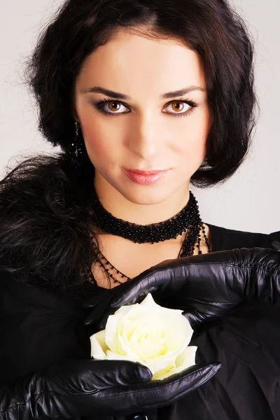 白玫瑰的美丽黑发女人 — 图库照片