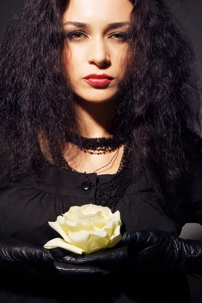 白玫瑰的美丽黑发女人 — 图库照片