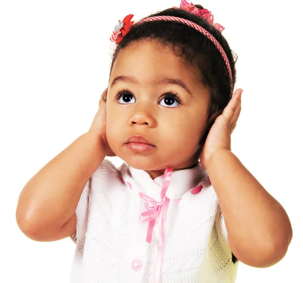 Niedliches kleines Mädchen, das ihre Ohren schließt — Stockfoto