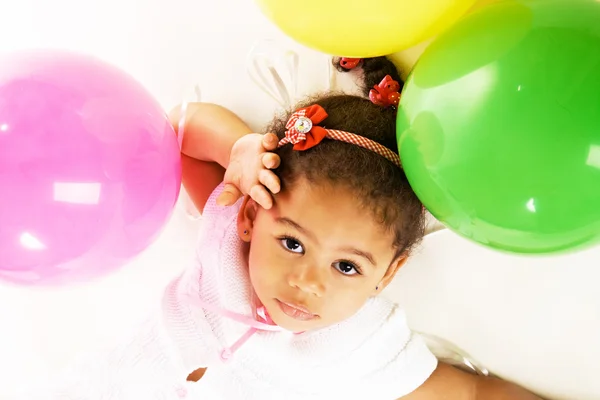 Szép kislány, színes léggömbök — Stock Fotó