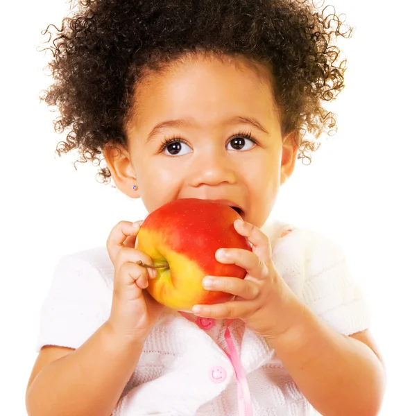Vrij klein meisje een appel bijten — Stockfoto