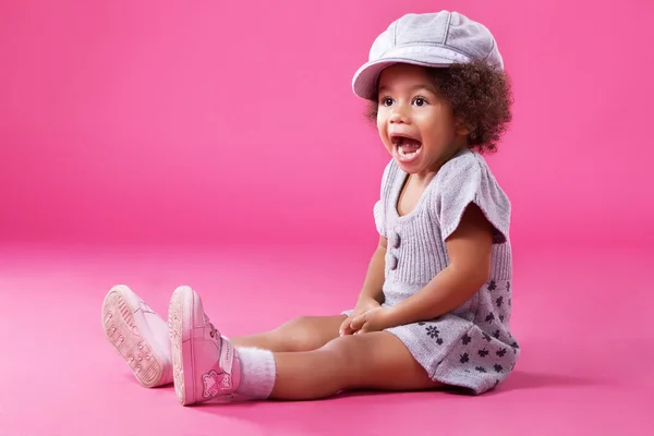 Стильная маленькая девочка, играющая — стоковое фото