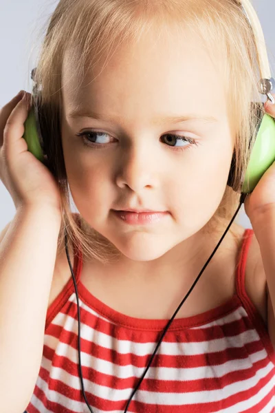Kleines Mädchen hört Musik — Stockfoto