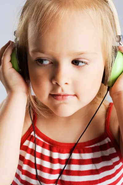 Petite fille écoutant une musique — Photo