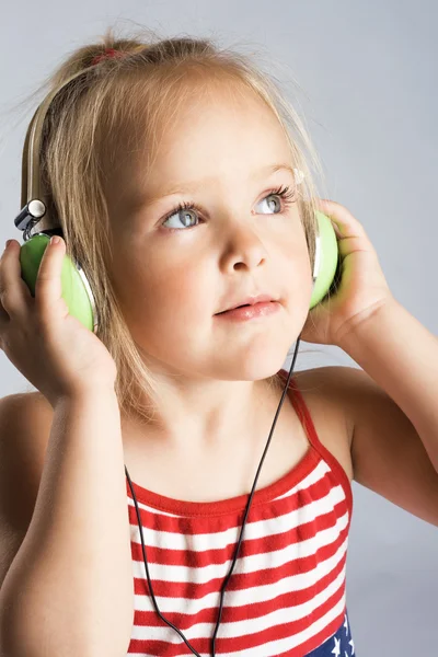 Kleines Mädchen hört Musik — Stockfoto