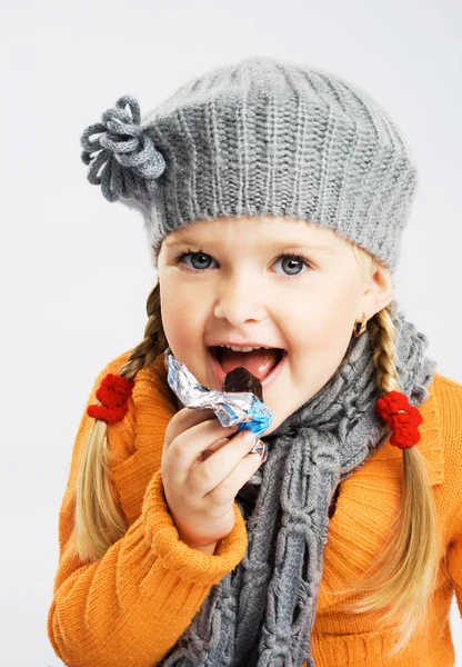Llittle girl eating chocolate candy — Stock Photo, Image