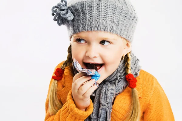 Linda menina comendo um doce — Fotografia de Stock