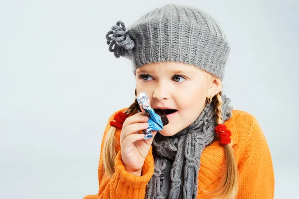 Szép kislány, eszik egy cukorka — Stock Fotó
