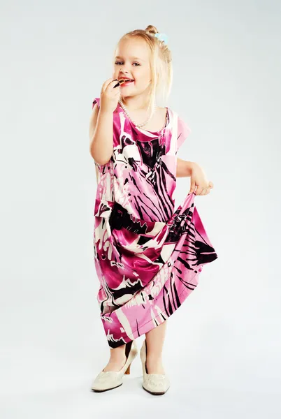 Preciosa niñita vestida de madre — Foto de Stock