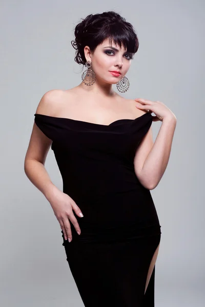 Prachtige vrouw in zwarte jurk — Stockfoto