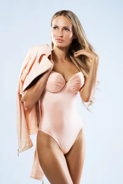 Underbara kvinna i fashionabla bikini — Stockfoto