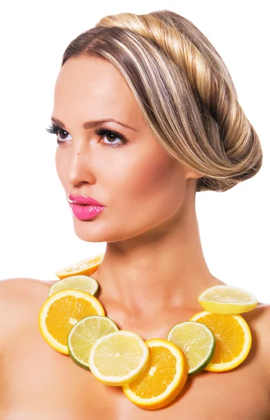 Smuk kvinde med frugt halskæde - Stock-foto