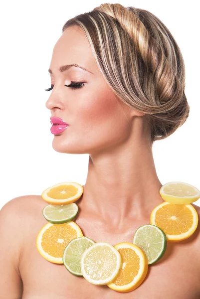 Nádherná žena s ovocem náhrdelník — Stock fotografie