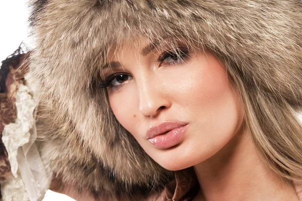 Magnifica donna in cappello di pelliccia — Foto Stock