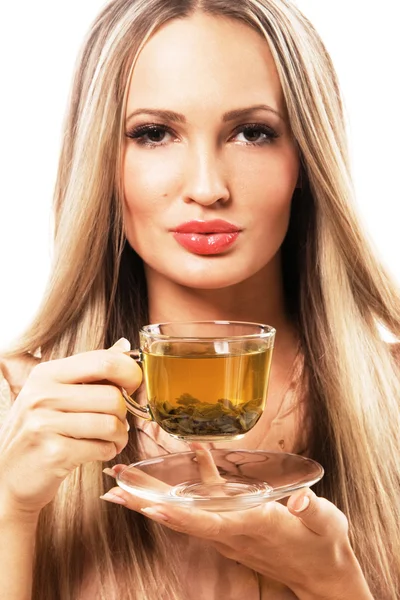 Красивая женщина с чашкой зеленого чая — стоковое фото