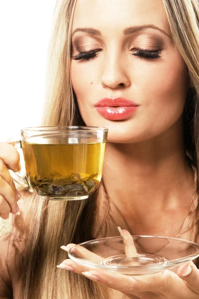 漂亮的女人和一杯绿茶 — 图库照片