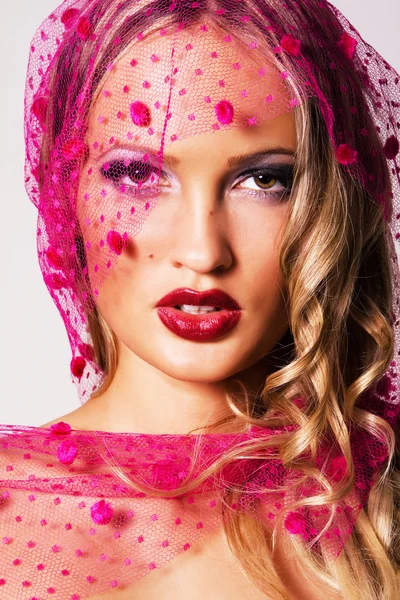 Великолепная женщина в розовой вуали — стоковое фото