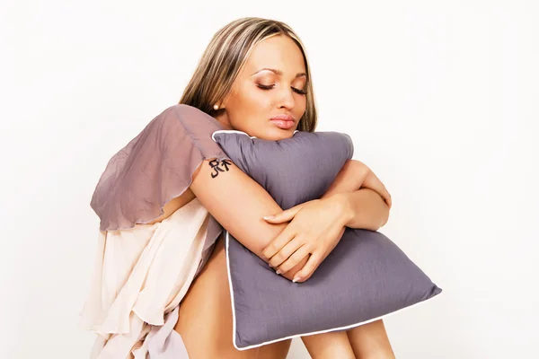 素敵な女性の枕を夢見て — ストック写真