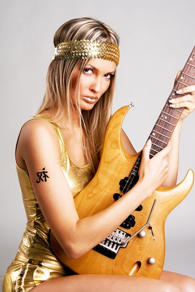 Złote dziewczyny z gitara elektryczna — Zdjęcie stockowe