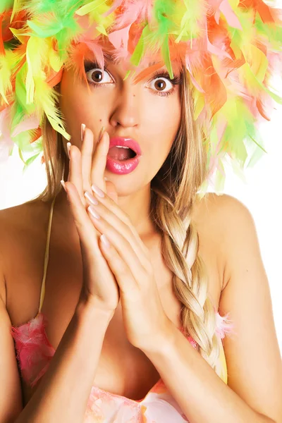 Mujer sorprendida en sombrero colorido divertido — Foto de Stock