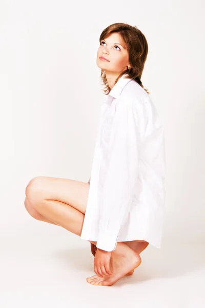 Jolie jeune femme en chemise blanche — Photo