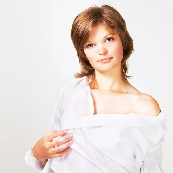 Mooie jonge vrouw in een wit overhemd — Stockfoto