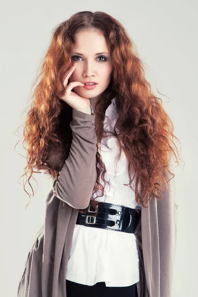 Gyönyörű vörös hajú nő. — Stock Fotó