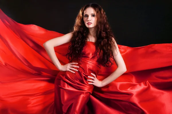 Piros ruhát gyönyörű modell — Stock Fotó