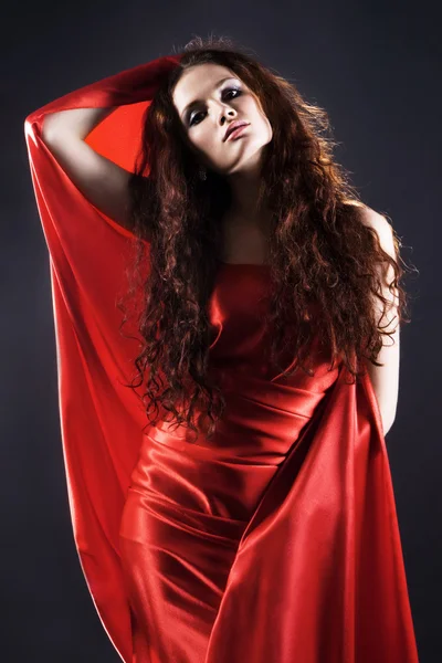 Prachtvolles Model in roter Kleidung — Stockfoto