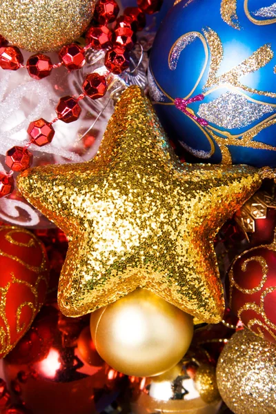 Estrella de Navidad de oro con diferentes juguetes espléndidos — Foto de Stock
